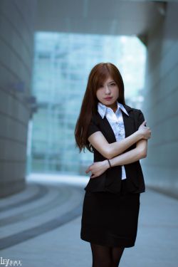 那手伸进老师湿润的内裤里